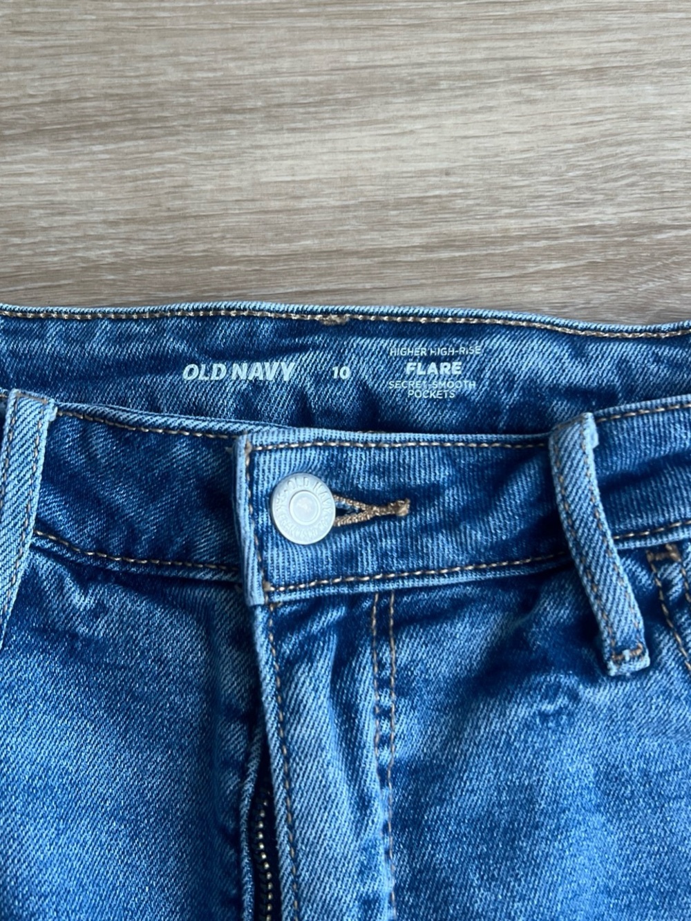 Old Navy Flared Women's Jeans - Picture 2 of 3